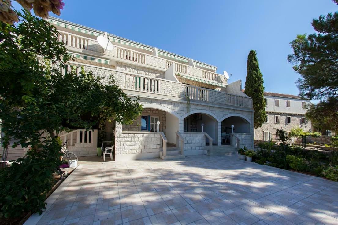 Apartments Paula Бол Экстерьер фото