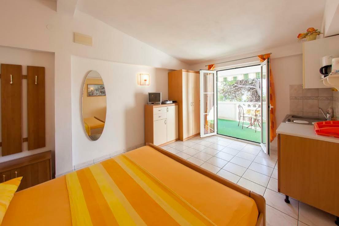 Apartments Paula Бол Экстерьер фото